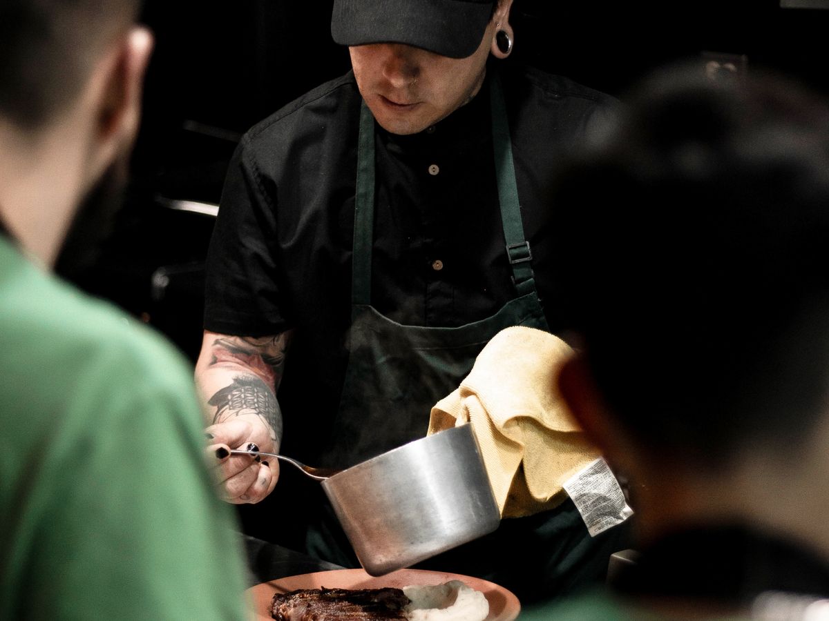 Chef Marina Nara finalizando um prato na cozinha