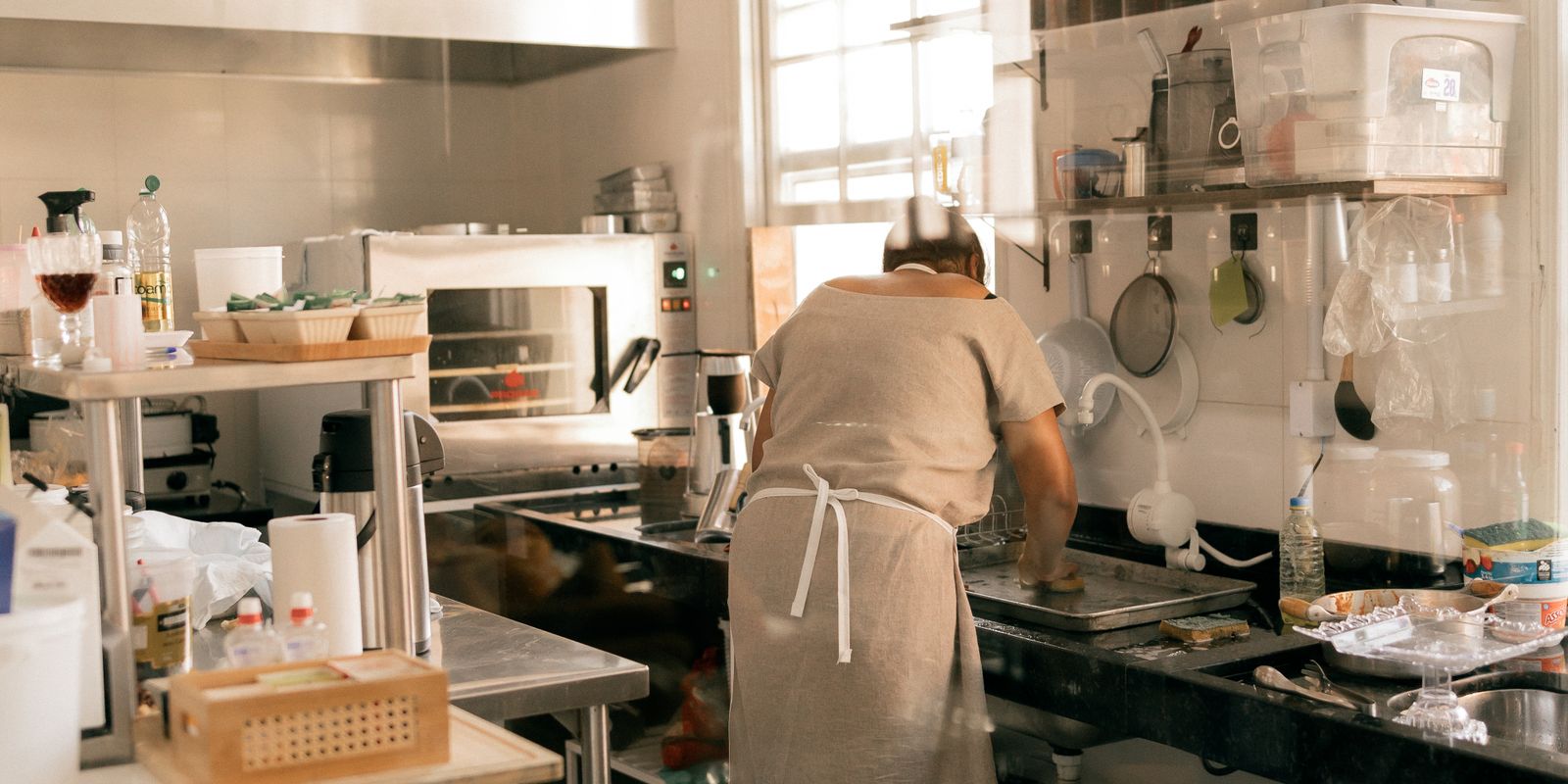 Cozinha profissional da Casa Nara em pleno serviço